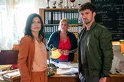 Mina (Jasmin Tabatabai, l.) und Alexander (Aleksandar Radenković, r.) sehen sich im Vereinsheim einer Kleingartenanlage um und befragen die Vorsitzende Ulla Koske (Petra Kleinert, M.) zu einem vermissten Datschenpächter. Mina (Jasmin Tabatabai, l.) und Alexander (Aleksandar Radenković, r.) sehen sich im Vereinsheim einer Kleingartenanlage um und befragen die Vorsitzende Ulla Koske (Petra Kleinert, M.) zu einem vermissten Datschenpächter.