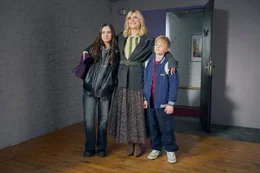 Sieht so eine stolze Mutter aus? Nina (Laura Storz, Mitte) gibt sich bei der Wohnungs&uuml;bergabe als Mutter von Frieda (Holle Felizia Pola Kirck, l.) und Theo (Henrick Blossey, r.) aus.