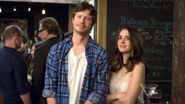 Lucy (Alison Brie) und Tom (Anders Holm)