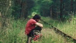 Ferdi (Tom Lass) ist aus der Psychiatrie in den Wald geflohen. Er kommt mit den Menschen nicht klar.