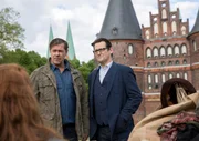 Die Kommissare Finn Kiesewetter (Sven Martinek, l.) und Lars Englen (Ingo Naujoks, r.) befragen Obdachlose zum Mordfall „Rosen-Rosi“. Die Kommissare Finn Kiesewetter (Sven Martinek, l.) und Lars Englen (Ingo Naujoks, r.) befragen Obdachlose zum Mordfall „Rosen-Rosi“.