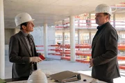 Radek (Hans-Werner Meyer, l.) befragt Peter Bonitz (Christan Beermann, r.) zum Verschwinden seines Bruders und Chefs Jens Bonitz.