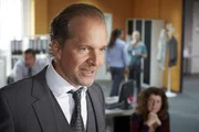 Berger (Jochen Horst) erzählt eine erfundene Schlaganfall-Geschichte eines Freundes und verteilt Komplimente und Aufmerksamkeit, um besser bei den Mitarbeiter anzukommen... Berger (Jochen Horst) erzählt eine erfundene Schlaganfall-Geschichte eines Freundes und verteilt Komplimente und Aufmerksamkeit, um besser bei den Mitarbeiter anzukommen...
