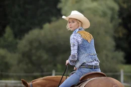 Birgit Sacher (Teresa Wei&szlig;bach) erh&auml;lt Unterricht im Westernreiten.