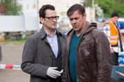 ARD HEITER BIS TÖDLICH - MORDEN IM NORDEN, III. Staffel der Krimiserie am Vorabend mit 8 neuen Folgen, Folge 42 "Revolverheld". Lars (Ingo Naujoks, l.) und Finn (Sven Martinek, r.) beraten sich am Tatort. ARD HEITER BIS TÖDLICH - MORDEN IM NORDEN, III. Staffel der Krimiserie am Vorabend mit 8 neuen Folgen, Folge 42 "Revolverheld". Lars (Ingo Naujoks, l.) und Finn (Sven Martinek, r.) beraten sich am Tatort.