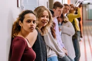 Esta (Saron Degineh, l.) und Gina (Daria Vivien Wolf, 2.v.l.) amüsieren sich über die anfängliche Sturheit von Ronnie. Esta (Saron Degineh, l.) und Gina (Daria Vivien Wolf, 2.v.l.) amüsieren sich über die anfängliche Sturheit von Ronnie.