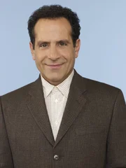 (6. Staffel) - Adrian Monk (Tony Shalhoub) besitzt ein fotografisches Gedächtnis und auch seine Fähigkeiten, Fälle zu lösen sind einzigartig. (6. Staffel) - Adrian Monk (Tony Shalhoub) besitzt ein fotografisches Gedächtnis und auch seine Fähigkeiten, Fälle zu lösen sind einzigartig.