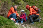 Die aufgeweckte Tamara Gotthart (Rosa Wirtz) ist den Berghang hinabgerutscht. Dr. Martin Gruber (Hans Sigl, l.) und Hans Gruber (Heiko Ruprecht, r.) sind schnell vor Ort und kümmern sich um sie. Die aufgeweckte Tamara Gotthart (Rosa Wirtz) ist den Berghang hinabgerutscht. Dr. Martin Gruber (Hans Sigl, l.) und Hans Gruber (Heiko Ruprecht, r.) sind schnell vor Ort und kümmern sich um sie.