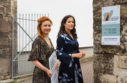Julia Kramer (Meriel Hinsching,l.) und Maja Freydank (Bettina Zimmermann) führen die Praxis zusammen weiter - da ist ein neues Schild angebracht! Julia Kramer (Meriel Hinsching,l.) und Maja Freydank (Bettina Zimmermann) führen die Praxis zusammen weiter - da ist ein neues Schild angebracht!