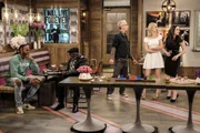 Während Earl (Garrett Morris, 2.v.l.) versucht, den Rapper 2 Chainz (2 Chainz, l.) bei Laune zu halten, macht J. Petto (Andy Dick, M.) Caroline (Beth Behrs, 2.v.r.) und Max (Kat Dennings, r.) einigen Stress - ausgerechnet am Tag der Eröffnung ... Während Earl (Garrett Morris, 2.v.l.) versucht, den Rapper 2 Chainz (2 Chainz, l.) bei Laune zu halten, macht J. Petto (Andy Dick, M.) Caroline (Beth Behrs, 2.v.r.) und Max (Kat Dennings, r.) einigen Stress - ausgerechnet am Tag der Eröffnung ...