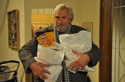 Martin (Hermann Giefer) erkennt, dass sein Chips-Konsum &uuml;berhandnimmt.