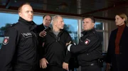 Zum Entsetzen von Markus Gellert (Herbert Knaup (2.v.l.) l&auml;sst Staatsanw&auml;ltin Barbara Geldermann (Esther Schweins, r.) den Fu&szlig;balltrainer Achim Voss (Michael Lott,M.) festnehmen: Dem wird Widerstand gegen einen Vollstreckungsbeamten vorgeworfen.