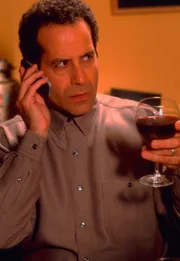 Bei einem neuen Fall lernt Mr. Monk (Tony Shalhoub) eine Frau kennen, die ihn sehr an seine verstorbene Frau Trudy erinnert.