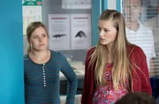 ARD HEITER BIS T&Ouml;DLICH - MORDEN IM NORDEN, III. Staffel der Krimiserie am Vorabend mit 8 neuen Folgen, Folge 43 "Der Nackte und der Tote" am Dienstag (02.12.14) um 18.50 Uhr im Ersten. Kommissarin Sandra Schwartenbeck (Marie-Luise Schramm, l.) und Anne Seel (Vijessna Ferkic, r.) auf dem Revier.