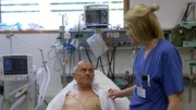 Oberärztin Dr. Julia Lengl vom Agaplesion-Bethesda-Krankenhaus in Hamburg-Bergedorf im Gespräch mit einem Patienten Oberärztin Dr. Julia Lengl vom Agaplesion-Bethesda-Krankenhaus in Hamburg-Bergedorf im Gespräch mit einem Patienten