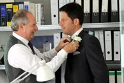 Bernhard (Friedrich von Thun) freut sich, dass seine rechte Hand, der aufstrebende Ingenieur Ingo (Tim Bergmann) seine Tochter heiraten will.