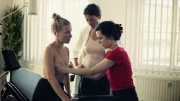 Jona (Naomi Achternbusch, r.) braucht Geld und sucht einen Job. Als blinde Brustkrebs-Tasterin klappt es aber nicht. Patientin (Bea Brocks, l.) und Frauen&auml;rztin (Katharina Spiering, M.) sind genervt.