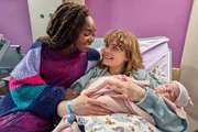 Nikita (Karmela Shako, l.) und Lena (Anna Schimrigk, r.) haben endlich ihr Baby. Nikita (Karmela Shako, l.) und Lena (Anna Schimrigk, r.) haben endlich ihr Baby.