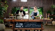 Thilo Haberland, Koch und Kumpel von Zora, zu Gast in ihrer Gartenküche in Uelzen. (Weitere Bilder auf Anfrage) Thilo Haberland, Koch und Kumpel von Zora, zu Gast in ihrer Gartenküche in Uelzen. (Weitere Bilder auf Anfrage)