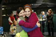 Als Manu (Marie Zielcke, r.) ein offenes Ohr bei Eva (Anett Heilfort, l.) sucht, muss sie erst einmal die Wogen gl&auml;tten, die ihr pl&ouml;tzliches Verschwinden ausgel&ouml;st hat - aber schlie&szlig;lich s&ouml;hnen sich die Freundinnen aus ...