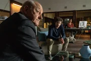 Wilsberg (Leonard Lansink, l.) stattet Finn Kemper (Ron Helbig, M.), dem Geschäftsführer eines jungen Start-Ups für Dienstleistungen, einen Besuch ab. Polizistin Isabel Wolfangel (Sarah Alles-Shahkarami, r.) hat sich undercover in der Firma anstellen lassen. Wilsberg (Leonard Lansink, l.) stattet Finn Kemper (Ron Helbig, M.), dem Geschäftsführer eines jungen Start-Ups für Dienstleistungen, einen Besuch ab. Polizistin Isabel Wolfangel (Sarah Alles-Shahkarami, r.) hat sich undercover in der Firma anstellen lassen.