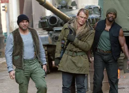 Werden erneut auf ein abenteuerliches Himmelfahrtskommando geschickt: Gunner Jensen (Dolph Lundgren, M.),  Hale Caesar (Terry Crews, r.) und Toll Road (Randy Couture, l.) ...