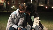 Ronnie (Zoe Magdalena) kann sich gegen ihre Gefühle für Nick (Alessandro Schuster) nicht mehr wehren. Vorsichtig kommen sie sich näher. Ronnie (Zoe Magdalena) kann sich gegen ihre Gefühle für Nick (Alessandro Schuster) nicht mehr wehren. Vorsichtig kommen sie sich näher.