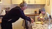 Pascal stellt seine Ern&auml;hrung um und kocht erstmals selbst, wobei er Bratkartoffeln mit Spiegeleiern zubereitet. Seine Mutter Beate hilft ihm dabei