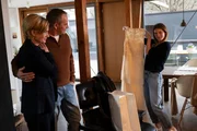 Doppelte Aufregung im SOKO-Team: Martina Seiffert (Astrid M. Fünderich, l.) und ihr Team stecken mitten in den Ermittlungen um einen Mordfall im mafiösen Milieu, da überrascht ihre Tochter Cordula (Anna Bullard, r.) sie und ihren Mann Richard (Stephan Schad) mit Hochzeitsplänen. Als es am Hochzeitstag zu einer dramatischen Wendung kommt, die unmittelbar mit dem aktuellen Fall zusammenhängt, liegen die Nerven blank. Doppelte Aufregung im SOKO-Team: Martina Seiffert (Astrid M. Fünderich, l.) und ihr Team stecken mitten in den Ermittlungen um einen Mordfall im mafiösen Milieu, da überrascht ihre Tochter Cordula (Anna Bullard, r.) sie und ihren Mann Richard (Stephan Schad) mit Hochzeitsplänen. Als es am Hochzeitstag zu einer dramatischen Wendung kommt, die unmittelbar mit dem aktuellen Fall zusammenhängt, liegen die Nerven blank.