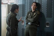 Bernadette Manuelito (Jessica Matten, r.)