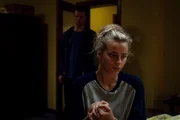 MD (Julian Świeżewski, l.) sucht zunehmend die Nähe der entführten Chloe (Nadia Parkes, r.). MD (Julian Świeżewski, l.) sucht zunehmend die Nähe der entführten Chloe (Nadia Parkes, r.).