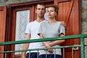 MD (Julian Świeżewski, l.) hält Chloe (Nadia Parkes, r.) in einem abgelegenen Landhaus in Italien gefangen. MD (Julian Świeżewski, l.) hält Chloe (Nadia Parkes, r.) in einem abgelegenen Landhaus in Italien gefangen.