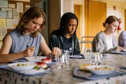 Ronnie (Zoe Magdalena, M.) ist fassungslos, wie viel Gina (Daria Vivien Wolf, l.) essen kann. Sie selbst kriegt keinen Bissen runter. (Komparsin im Bild)