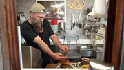 Ben Kodera von "Onkel Ben"s Imbiss? in Rostock hat einen "Lammburger" kreiert, der bisher nicht auf der Karte stand.. Ben Kodera von "Onkel Ben"s Imbiss? in Rostock hat einen "Lammburger" kreiert, der bisher nicht auf der Karte stand..