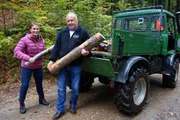 Claudia Pupeter und Josef Billig verladen Holz. Claudia Pupeter und Josef Billig verladen Holz.