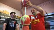 Hani (re.) steckt den "Melöner" zusammen Hani (re.) steckt den "Melöner" zusammen