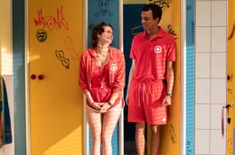 Der Sommer nimmt eine unverhoffte Wendung als Simon (Tyrell Otoo, r.) einen Job im Freibad annimmt. Dabei spielt Rettungsschwimmerin Mira (Anouk Elias, l.) eine nicht unwichtige Rolle.