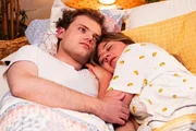 Philipp (Philipp Schneider) kann auch während er mit Sarah (Sophie Reiml) im Bett liegt, nicht aufhören daran zu denken, dass Charly der Meinung ist, dass die Beziehung zwischen den beiden langweilig sei. Philipp (Philipp Schneider) kann auch während er mit Sarah (Sophie Reiml) im Bett liegt, nicht aufhören daran zu denken, dass Charly der Meinung ist, dass die Beziehung zwischen den beiden langweilig sei.