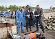 Gerichtsmediziner Dr. Strahl (Christoph Tomanek, l.) und die Kriminalkommissare Finn Kiesewetter (Sven Martinek, r.) und Lars Englen (Ingo Naujoks, M.) finden ein Beweisstück im Mordfall Pascal Otten (Emil Reinke, liegend). Gerichtsmediziner Dr. Strahl (Christoph Tomanek, l.) und die Kriminalkommissare Finn Kiesewetter (Sven Martinek, r.) und Lars Englen (Ingo Naujoks, M.) finden ein Beweisstück im Mordfall Pascal Otten (Emil Reinke, liegend).