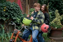Junge Liebe: Ben (Jarno Mindner, l.) f&uuml;hrt Frieda (Holle Kirck, r.) auf seinem Moped aus.