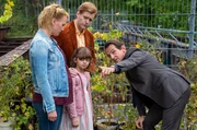Die kleine Frida (Yuna Schiller, 2.v.l.) kann dem Ermittler Radek (Hans-Werner Meyer, r.) einen wichtigen Hinweis geben – worüber selbst ihre Eltern Sebastian (Johannes Heinrichs, 3.v.l.) und Peggy (Ellen Müller, l.) überrascht sind. Die kleine Frida (Yuna Schiller, 2.v.l.) kann dem Ermittler Radek (Hans-Werner Meyer, r.) einen wichtigen Hinweis geben – worüber selbst ihre Eltern Sebastian (Johannes Heinrichs, 3.v.l.) und Peggy (Ellen Müller, l.) überrascht sind.