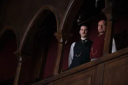 Anstaltsleiter Dr. Lamb (Ben Kingsley) zeigt dem angehenden Arzt Edward Newgate (Jim Sturgess) die R&auml;umlichkeiten und Methoden seiner Arbeit.