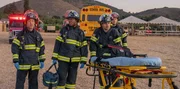 (v.l.n.r.) Howie "Chimney" Han (Kenneth Choi); Henrietta "Hen" Wilson (Aisha Hinds); Eddie Diaz (Ryan Guzman); Bobby Nash (Peter Krause) (v.l.n.r.) Howie "Chimney" Han (Kenneth Choi); Henrietta "Hen" Wilson (Aisha Hinds); Eddie Diaz (Ryan Guzman); Bobby Nash (Peter Krause)