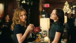 v.li.: Meg (Leslie Mann), Alice (Dakota Johnson).