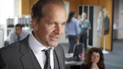 Berger (Jochen Horst) erzählt eine erfundene Schlaganfall-Geschichte eines Freundes und verteilt Komplimente und Aufmerksamkeit, um besser bei den Mitarbeitern anzukommen. Berger (Jochen Horst) erzählt eine erfundene Schlaganfall-Geschichte eines Freundes und verteilt Komplimente und Aufmerksamkeit, um besser bei den Mitarbeitern anzukommen.