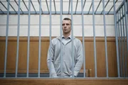 Lukasz (Julian Świeżewski) nimmt im Gerichtssaal das Urteil entgegen.