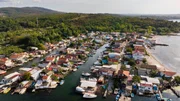 Ein kleines „Wellblech-Venedig“: Das Fischerdorf Chengene Skele, in der Nähe von Burgas, ist aus der Not heraus entstanden – doch heute bei seinen Bewohnern sehr beliebt. Ein kleines „Wellblech-Venedig“: Das Fischerdorf Chengene Skele, in der Nähe von Burgas, ist aus der Not heraus entstanden – doch heute bei seinen Bewohnern sehr beliebt.