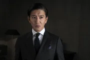 Unternehmer Aito Mifune (Takuya Kimura) wird über möglichen Parallelen der Eiswürmer, die in der japanischen und norwegischen See gefunden wurden, informiert. Unternehmer Aito Mifune (Takuya Kimura) wird über möglichen Parallelen der Eiswürmer, die in der japanischen und norwegischen See gefunden wurden, informiert.