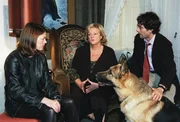 "Kommissar Rex", "Berühmt um jeden Preis." In diesem Fall geraten Rex, Marc und Niki in eine Szene, die die deutsche Klatschpresse seit längerer Zeit beschäftigt: Die der "Luder". Junge, "prominente" Frauen werden auf brutale Weise ermordet. Die Tatwaffe ist jeweils eine Champagnerflasche. Als Täter bzw. Täterinnen sind zunächst Mitglieder der Szene verdächtig. Dann aber führen die Ermittlungen zu einer Gruppe von Menschen, die mit der Szene auf spezielle Weise verbunden sind: Autogrammjäger. Da stoßen Rex, Marc und Niki auf eine Spur und können bei einem Großevent einen weiteren Mord verhindern.Im Bild (v.li.): Elke Winkens (Niki Herzog), Marianne Mendt (Frau Ecker), Alexander Pschill (Marc Hoffmann). "Kommissar Rex", "Berühmt um jeden Preis." In diesem Fall geraten Rex, Marc und Niki in eine Szene, die die deutsche Klatschpresse seit längerer Zeit beschäftigt: Die der "Luder". Junge, "prominente" Frauen werden auf brutale Weise ermordet. Die Tatwaffe ist jeweils eine Champagnerflasche. Als Täter bzw. Täterinnen sind zunächst Mitglieder der Szene verdächtig. Dann aber führen die Ermittlungen zu einer Gruppe von Menschen, die mit der Szene auf spezielle Weise verbunden sind: Autogrammjäger. Da stoßen Rex, Marc und Niki auf eine Spur und können bei einem Großevent einen weiteren Mord verhindern.Im Bild (v.li.): Elke Winkens (Niki Herzog), Marianne Mendt (Frau Ecker), Alexander Pschill (Marc Hoffmann).
