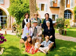 Die Berliner Schriftstellerin Agnes Berg (Ruth Maria Kubitschek, li.) besucht zusammen mit ihrer Freundin Katharina (Katerina Jacob, oben re.) ihre verwaisten Enkelkinder Natascha (Magali Greif, unten li.) und Enrico (Kristo Ferkic, unten re.), die in Spanien von der Haush&auml;lterin Inez (Marijam Agischewa, oben li.), dem Anwalt Richard (Charles Brauer, Mitte), dem G&auml;rtner Pablo (Oscar Ortega S&aacute;nchez) und ihrer Gro&szlig;mutter Maria (Ellen Schwiers) umsorgt werden.